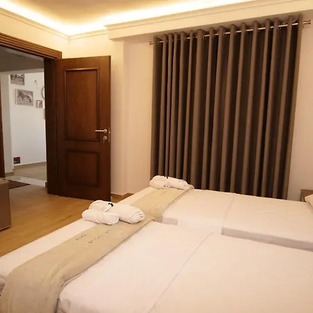 Fatos Qama فندق مبيت وإفطار 3*
