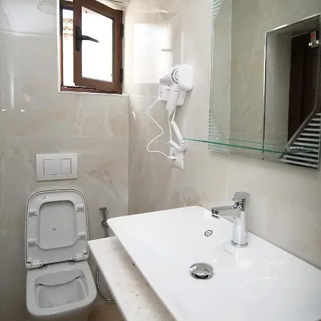 Oda ve Kahvaltı Fatos Qama Berat